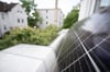 So einfach geht Strom. Mit Balkonkraftwerken kann der Sonnenstrom ins eigene Hausnetz eingespeist werden.