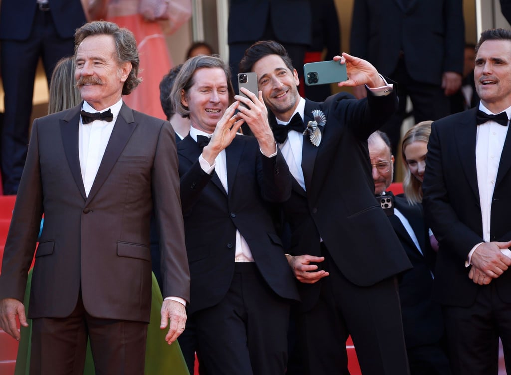 Männer ohne Handy: Bryan Cranston (l) und Matt Dillon (r). Männer mit Handy: Wes Anderson (2.v.l) und Adrien Brody.