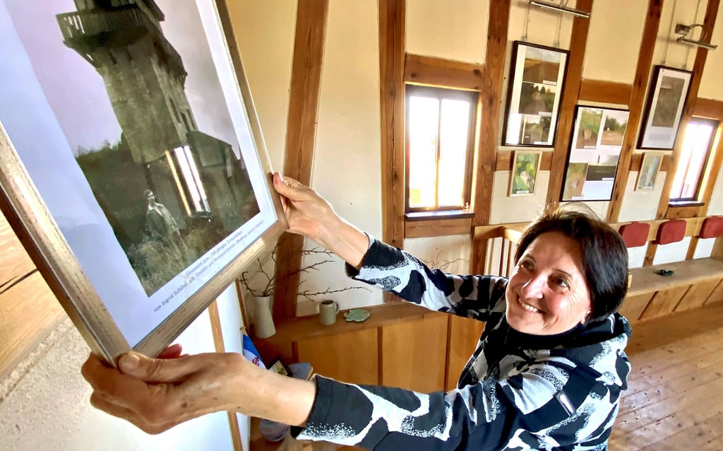 Die Wasserturm-Vereinsvorsitzende Petra Klaus berichtet über die Sondereröffnung zur 1.050-Jahr-Feier in Alsleben.