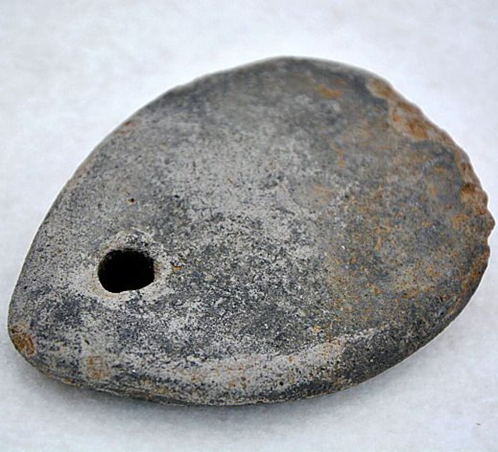 Archäologische Ausgrabung entlang der künftigen A14 zwischen Seehausen (Altmark) und Landesgrenze zu Brandenburg: Ein mittelalterliches Webstuhlgewicht aus Stein, die Gewichte bestehen sonst meist aus Ton.