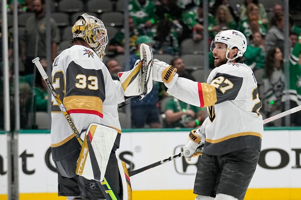 Torwart Adin Hill (33) und Shea Theodore (27) von den Vegas Golden Knights feiern ihren 4:0-Sieg.