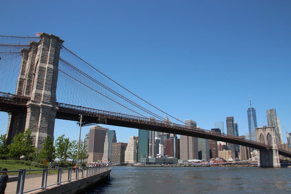 Seit 140 Jahren verbindet die Brooklyn Bridge die New Yorker Stadtteile Brooklyn und Manhattan.