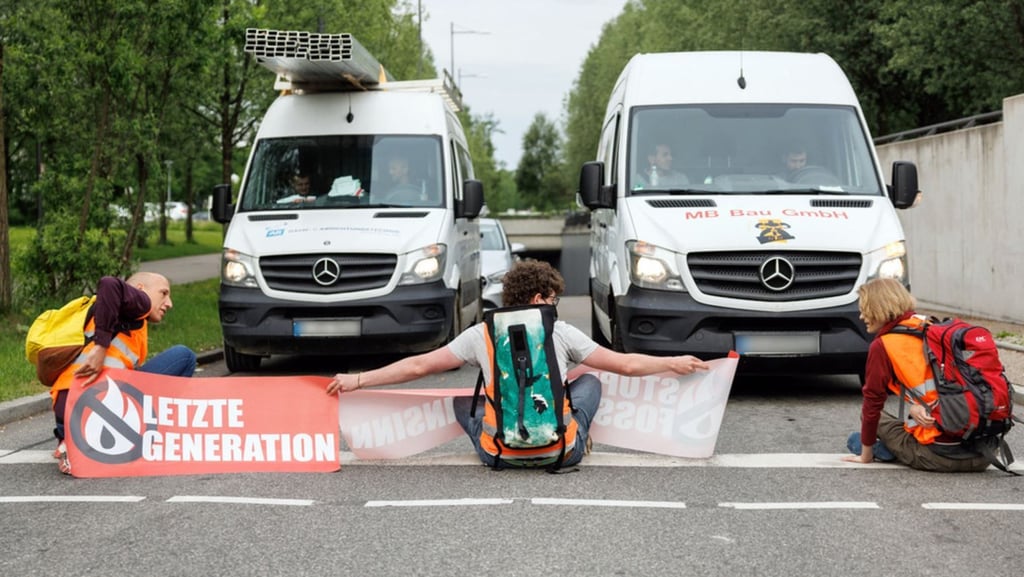 Aktivisten der Letzten Generation sind bei Durchsuchungen in Deutschland unter die Lupe genommen worden. Nun zeigen sie sich entsetzt und empört, auch über das Einfrieren ihres Spendenkontos und die Deaktivierung ihrer Webseite. Symbolbild: