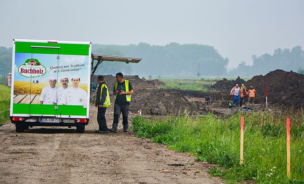 Archäologische Ausgrabung entlang der künftigen A14 zwischen Seehausen (Altmark) und Landesgrenze zu Brandenburg: Sogar der Bäckerwagen hält - die Grabungshelfer Höhe Geestgottberg versüßen sich die schwere körperliche Arbeit in den Pausen.