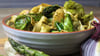 Spargel und Eisbergsalat verpassen der Pasta eine tolle grüne Farbe, Pesto, Zwiebel und Schinkenwürfel die passende Würze.