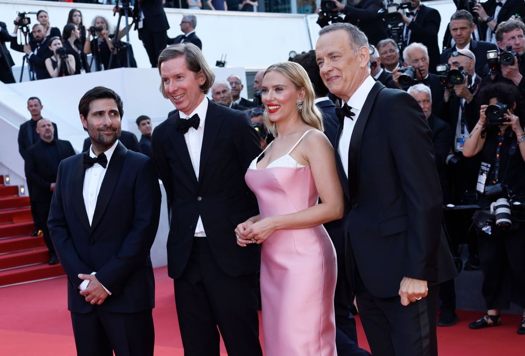 Jason Schwartzman (l-r), Wes Anderson, Scarlett Johansson und Tom Hanks stellen „Asteroid City“ in Cannes vor.