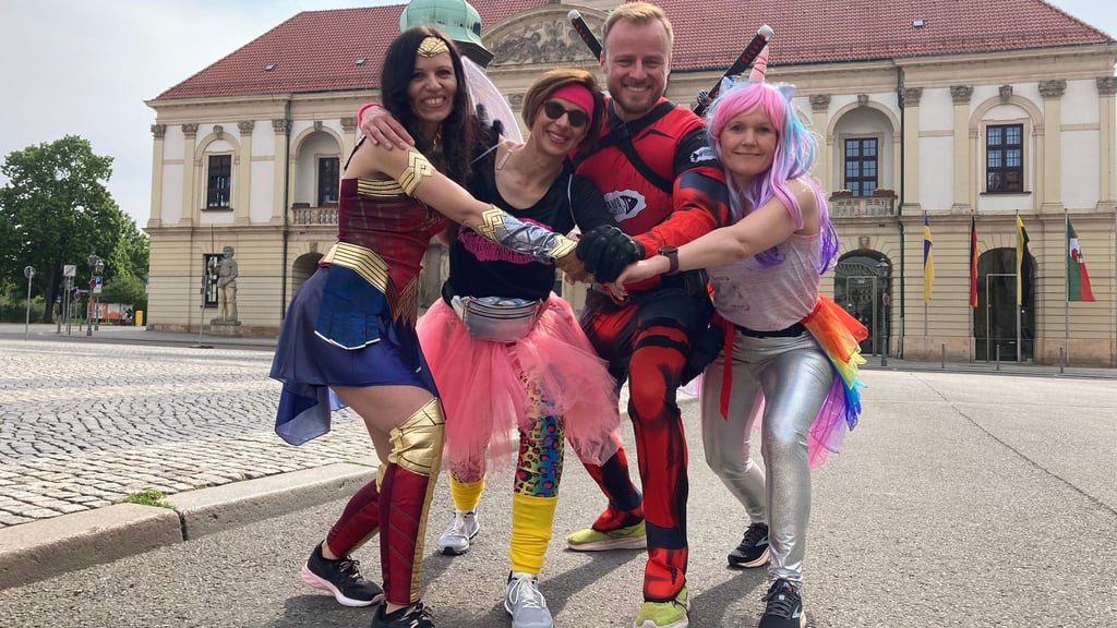 Mit Kostüm, Spaß und Einsatz werden Ulrike Müller (von rechts), Christian Schlotfeldt, Melanie Schimek und Stephanie Kröning mit vielen Gleichgesinnten am 4. Juni bei einem Spendenlauf durch Magdeburg unterwegs sein.