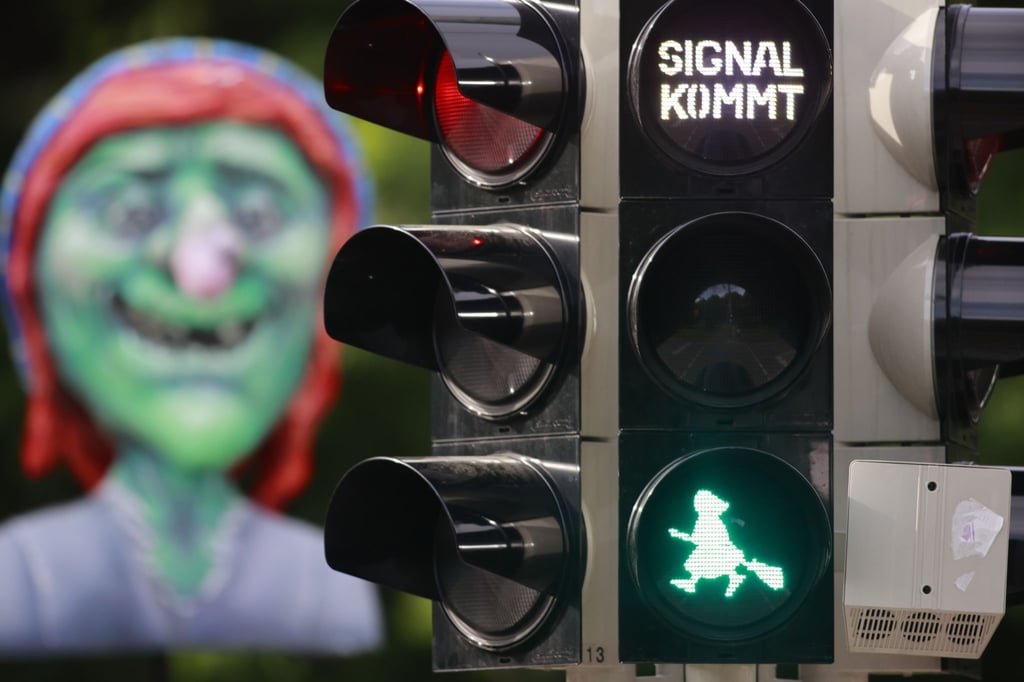 Blick auf eine Ampelanlage mit einer Hexe. Die Erste Hexenampel in Sachsen-Anhalt ist jetzt in Wernigerode nach einem langjährigen Genehmigungsverfahren in Betrieb genommen worden.