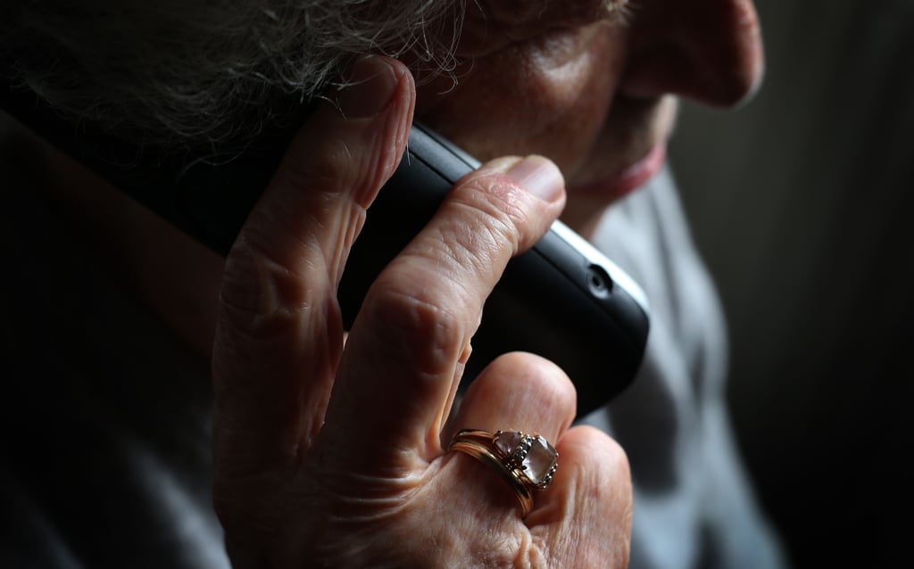Die Täter verwickeln ihre Opfer oft in stundenlage Gespräche und bleiben bis zur Geldübergabe am Telefon.