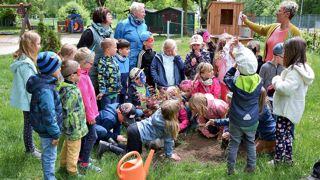 Zum Abschied haben die zukünftigen Abc-Schützen der „Sarrezwerge“ einen Baum auf dem Gelände der Kindertagesstätte gepflanzt.