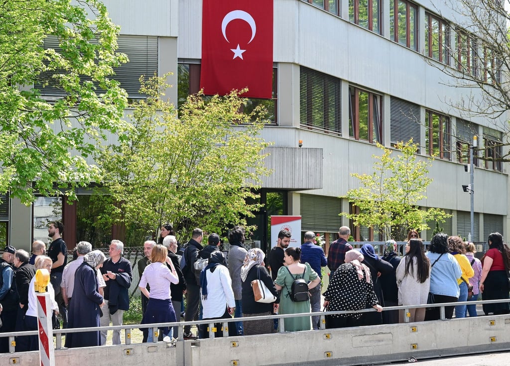 Wahlberechtigte Türken stehen vor einem Wahllokal zur Abstimmung für die Türkei-Wahlen.