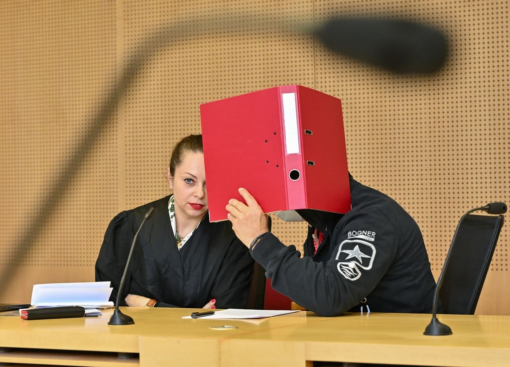 Der Angeklagte sitzt zum Prozessbeginn seiner Anwältin im Landgericht Frankfurt (Oder).
