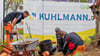 Die Auszubildenden der Firma Kuhlmann installieren den neuen Schmutzwasseranschluss in der Gartenanlage.