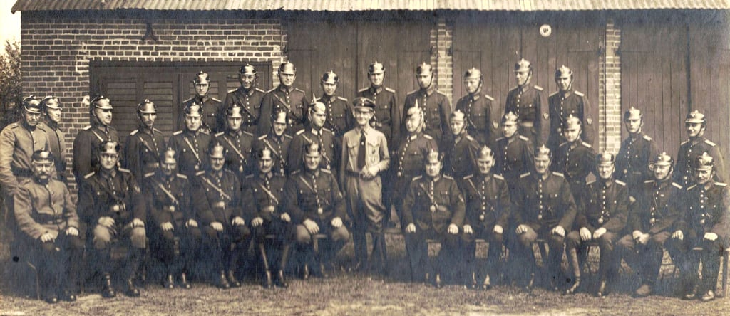 Das Foto aus dem Jahr 1938 zeigt die damaligen Mitglieder der Freiwilligen Feuerwehr Siedenlangenbeck. Die Uniformen hatte Schneidermeister Richard Wicke aus Siedenlangenbeck genäht.
