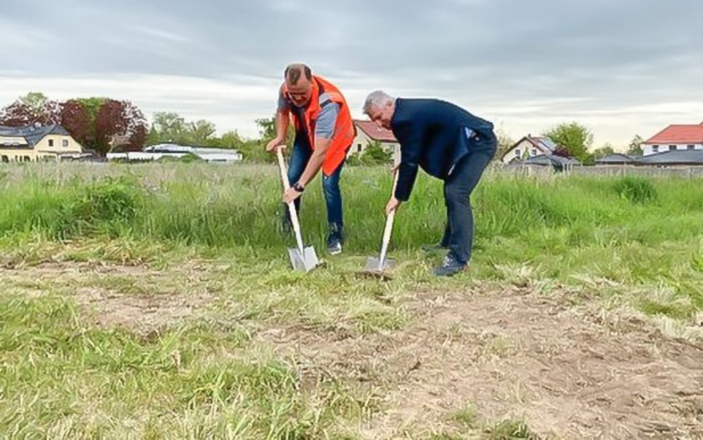 Müchelns Bürgermeister Andreas Marggraf (r.) beim symbolischen Spatenstich zur Fortführung der Bauarbeiten im Wohngebiet Stöbnitz.
