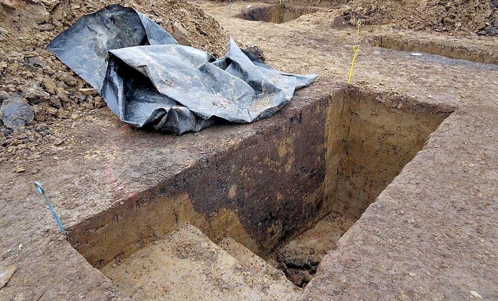Archäologische Ausgrabung entlang der künftigen A14 zwischen Seehausen (Altmark) und Landesgrenze zu Brandenburg: Eine frei gelegte mittelalterliche Pfostengrube (dunkle Erde) von einem früheren Haus, rechts an der geraden Kante schön erkennbar.