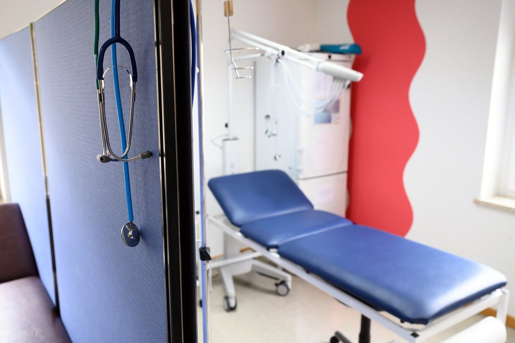 Stethoskope hängen im Behandlungszimmer einer Hausarztpraxis.