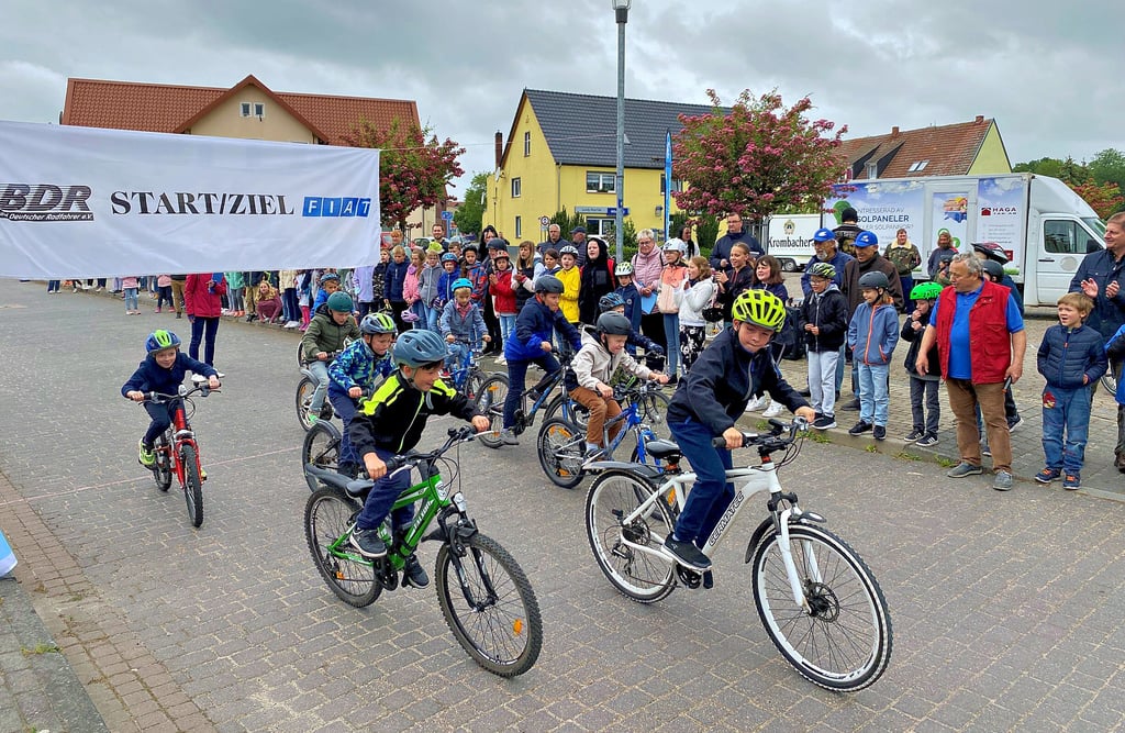 Die nächste Schülergruppe begibt sich auf die Strecke zur Kleinen Friedensfahrt. Gemeinsame Sportaktivitäten und Spaß in geselliger Runde stehen für die Kinder im Vordergrund. Die gegenseitige Unterstützung ist vorbildlich.