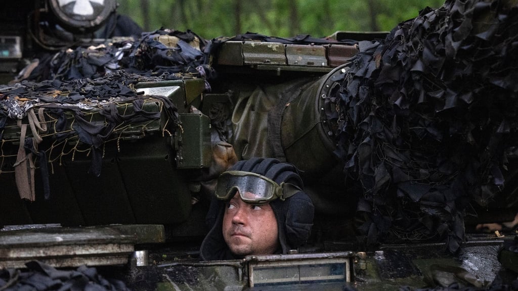 Ein ukrainischer Soldat blickt von seiner Position in der Nähe von Bachmut aus einem Panzer hinaus.