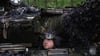 Ein ukrainischer Soldat blickt von seiner Position in der Nähe von Bachmut aus einem Panzer hinaus.