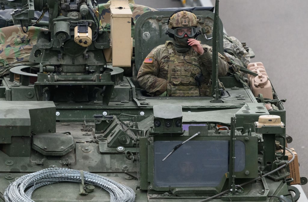 Ein US-Militärfahrzeug fährt am Morgen auf der Autobahn A4 bei Dresden entlang.