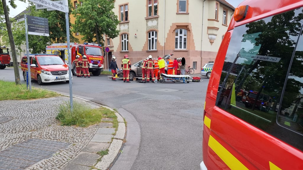 Einsatz nach Unfall: Eine Radfahrerin ist unter ein Auto geschleudert worden und schwer verletzt.