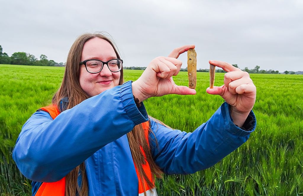 Archäologische Ausgrabung entlang der künftigen A14 zwischen Seehausen (Altmark) und Landesgrenze zu Brandenburg: Archäologin Julia Stratbücker zeigt Steinwerkzeuge, die Zeugnisse einer „Schönfelder Kultur“ sind – aus dem Ende der Jungsteinzeit.
