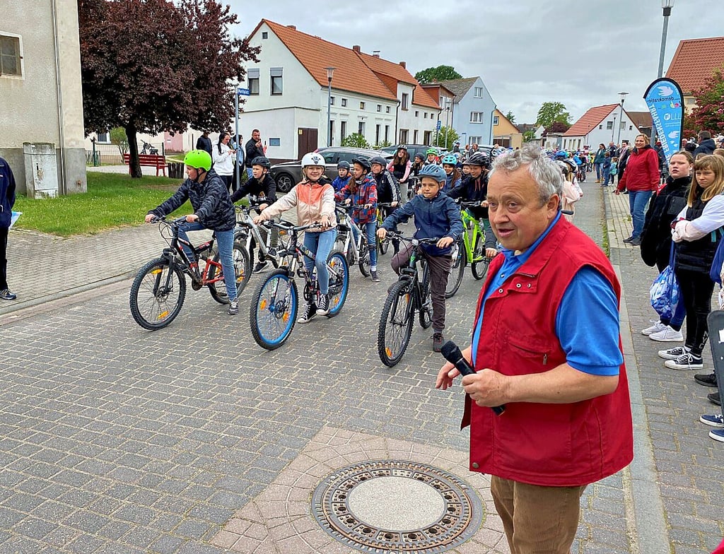 Horst Schäfer koordiniert die 90 Kinder bei der Aufstellung zur gemeinsamen Einführungsrunde.