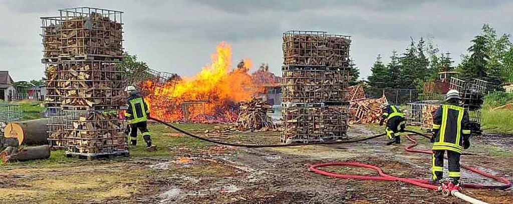 32 Feuerwehrleute der Ortsfeuerwehr Oebisfelde waren am Dienstagabend in der Siedlung im Einsatz. Verstärkung kam von den Ortsfeuerwehren Bösdorf und Rätzlingen dazu.