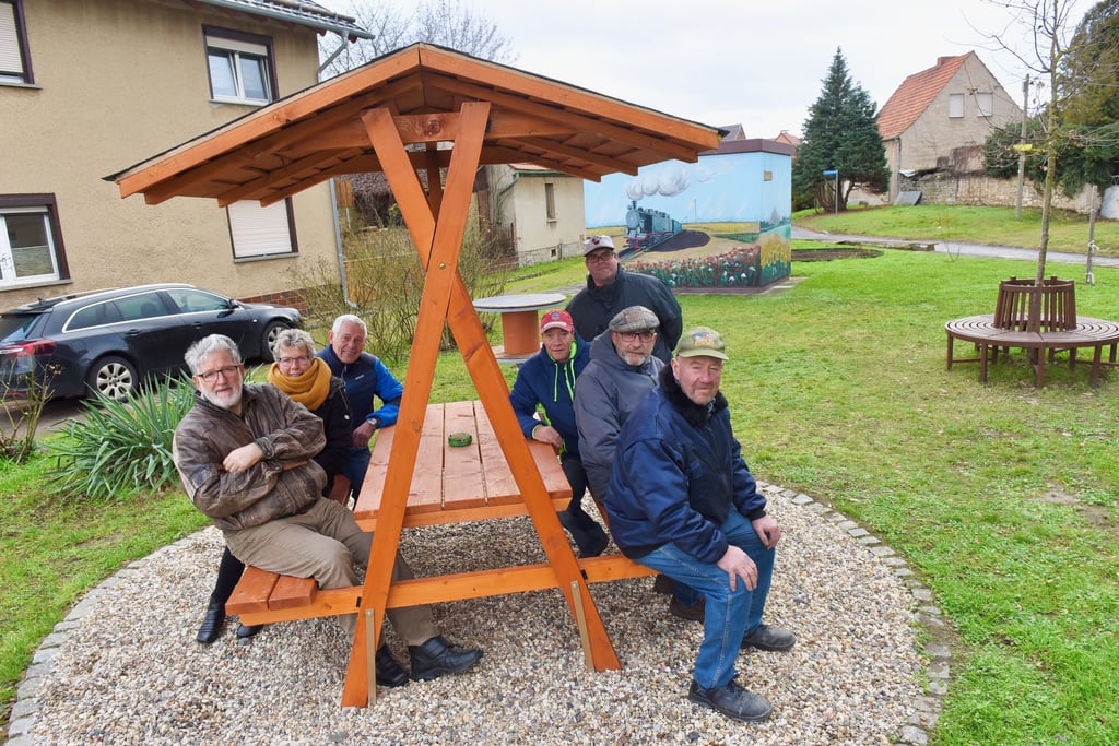 Symbolfoto - Der Schenkplatz in Thondorf ist zu einen Kleinod und Treffpunkt geworden. Die Dorffreunde Thondorf haben mit einer überdachten Sitzgelegenheit, die sie gespendet haben, den Platz noch verschönert.