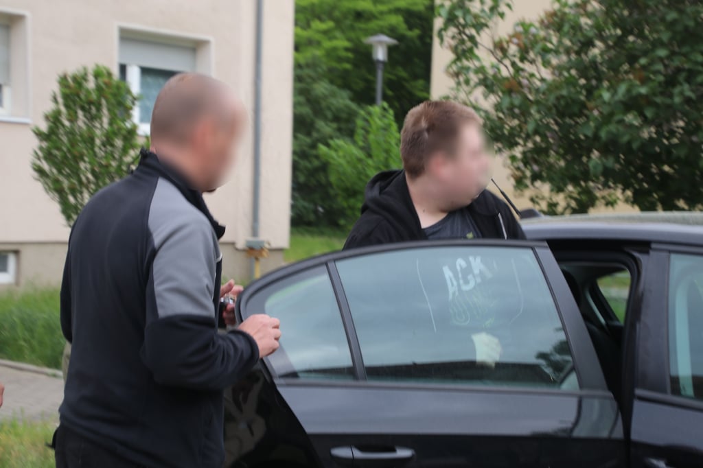 Am Mittwochmorgen klickten die Handschellen in der Südstadt. Nick Z. wurde von drei Beamten abgeführt.