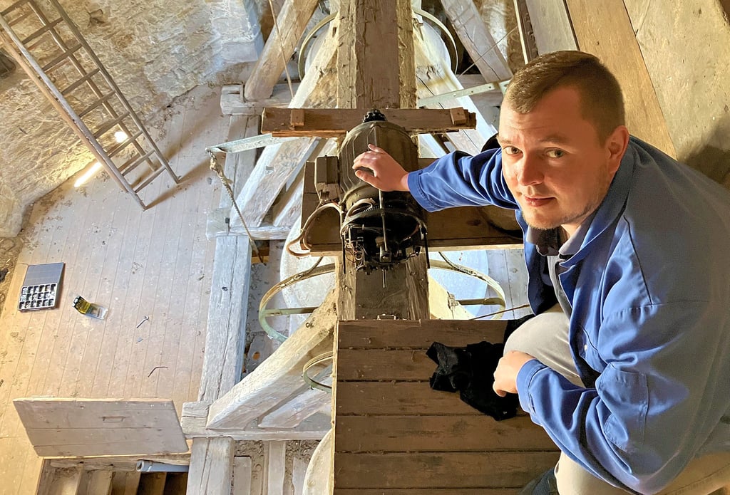 Im Glockenturm der Kirche Holleben überprüft Martin Korwitz den Motor der Läuteanlage, der die 2,8 Tonnen schweren Glocken bewegt.