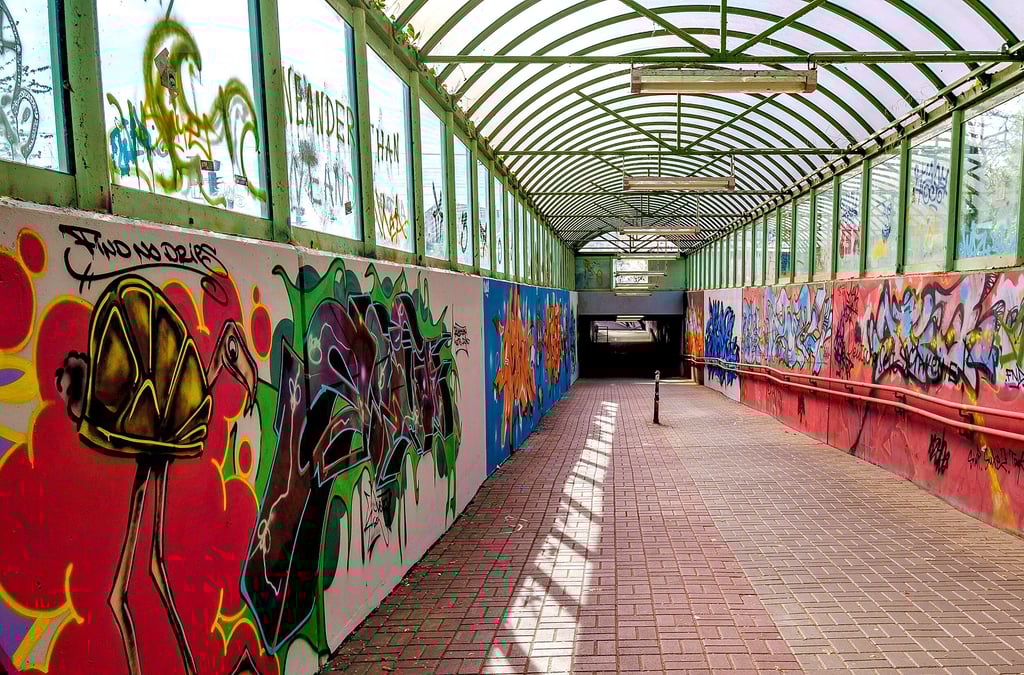 Die Fußgänger- und Fahrradunterführung am Gräfenhainichener Bahnhof präsentiert sich mit neuen Graffitis.
