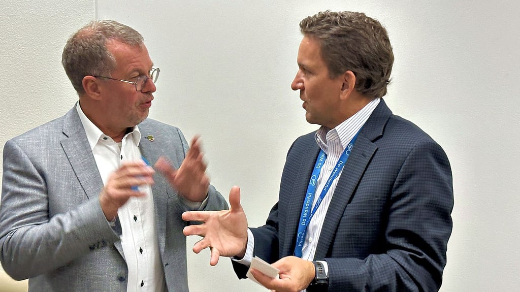 Der Vorsitzende des Sülzetaler Gemeinderats, Norbert Dregger (l.). im Gespräch mit Todd Brady, Vice President, Global Public Affairs & Chief Sustainability Officer bei Intel.