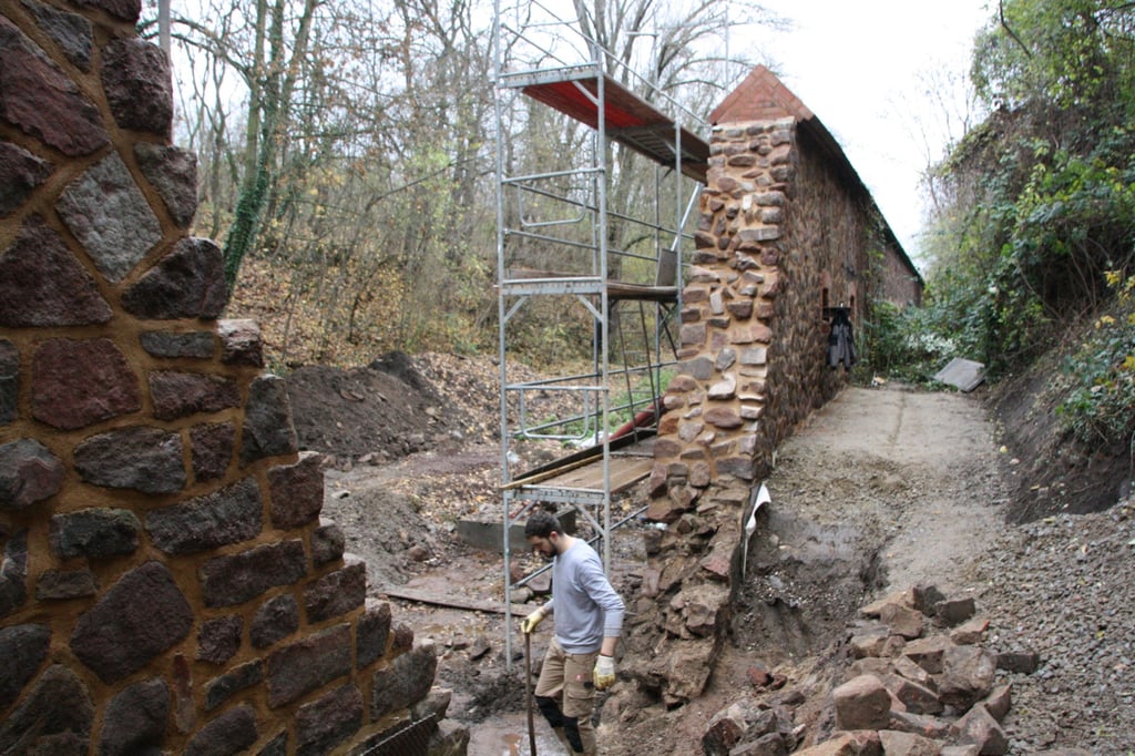 Die Sanierung der einst zur Festung Magdeburg gehörenden Eskarpenmauer geht weiter.
