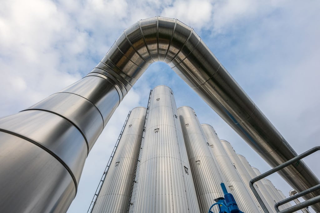 Wärmespeicher mit einer Kapazität von insgesamt 300 Megawattstunden sowie ein Ausgleichsgefäß stehen auf dem Gelände des Heizkraftwerkes Cottbus.