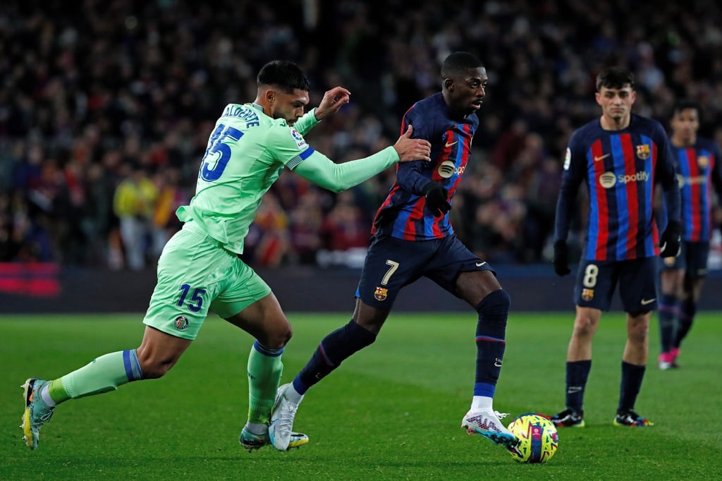 Getafes Omar Alderete (l) und Barcelonas Ousmane Dembele in Aktion.