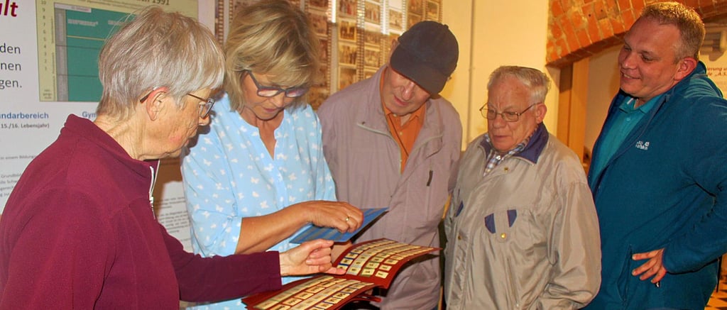 Als Jutta Happich (links) die alten Schulutensilien auspackte, war nicht nur Gunhild Dannenberg interessiert, sondern auch Hans-Jürgen Becker, Helmut Deuter und Martin Gerke.