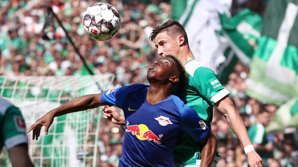 Schwerer Stand: Nordi Mukiele gegen Marco Friedl.