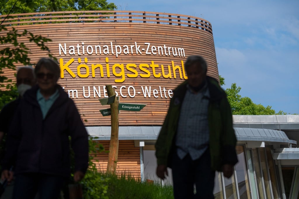 Touristen besuchen im Nationalpark bei Sassnitz den Aussichtspunkt Königsstuhl.