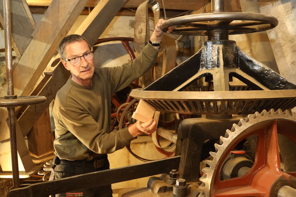 Jörg Neumann hat in monatelanger Kleinarbeit das Getriebe der alten Mühle in Ebendorf repariert.