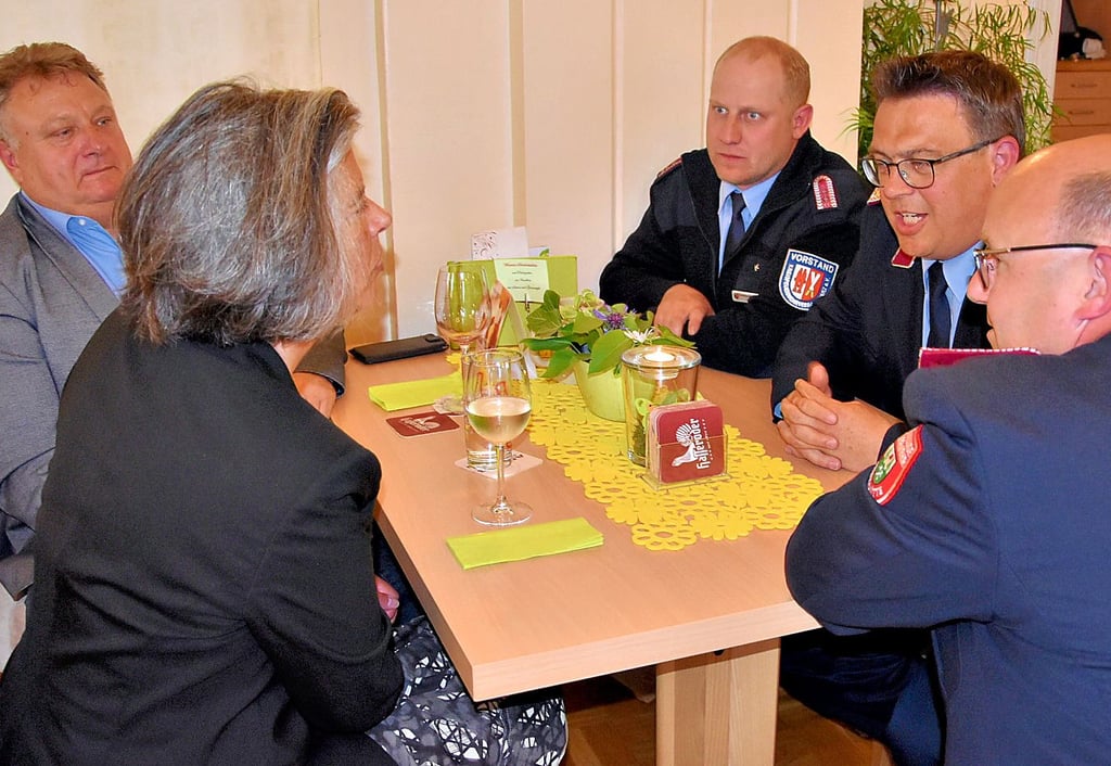 CDU und Feuerwehr im Gespräch: Innenministerin Tamara Zieschang und Bürgermeister Ronald Fiebelkorn (links) hörten sich an, was der stellvertretende Stadtwehrleiter und Königshütter Wehrchef André Kohlrusch, Kai Bleßmann, Leiter der Feuerwehr Trautenstein und David Fehsecke, Vorsitzender des Kreisfeuerwehrverbands Harz und Mitglied der Feuerwehr Rübeland (von rechts) zu sagen hatten.