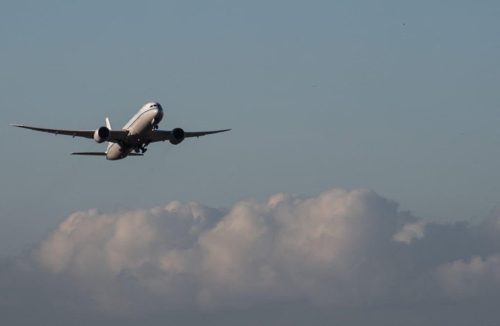 Eine Passagiermaschine startet von einem Flughafen.