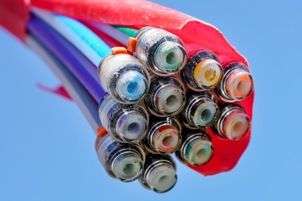 Die Täter nahmen Kabel im Wert von 10.000 Euro mit.