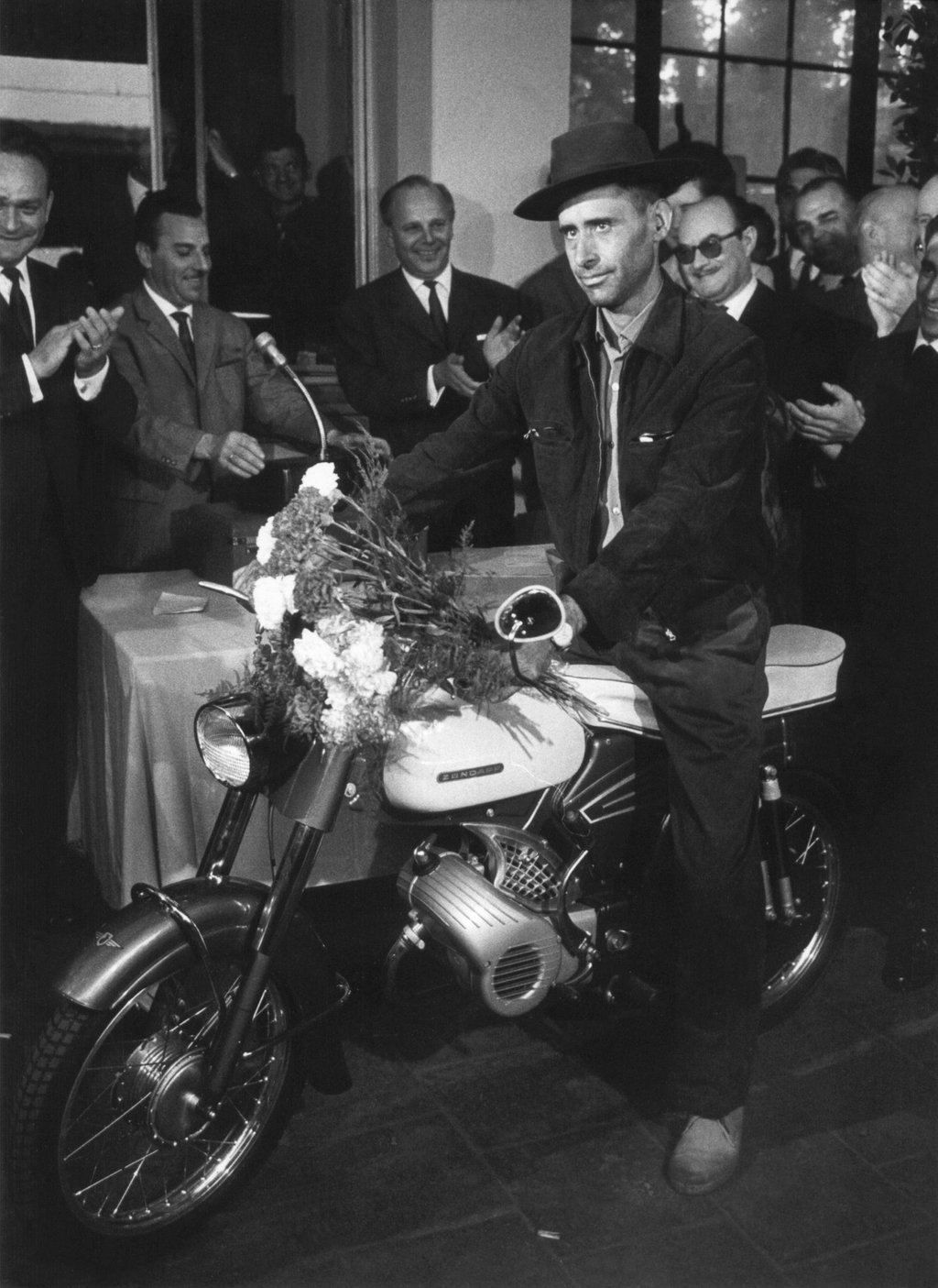 Armado Rodrigues de Sá, der „einmillionste Gastarbeiter“ der Bundesrepublik Deutschland, sitzt auf dem Moped, das er bei seiner Ankunft in Köln geschenkt bekommen hat (1964).