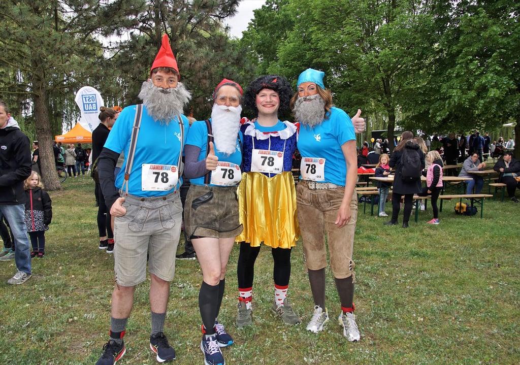 Teilnehmer des evangelischen Hospizes Stendal haben sich für den Firmenlauf 2023 als Zwerge und Schneewittchen verkleidet.