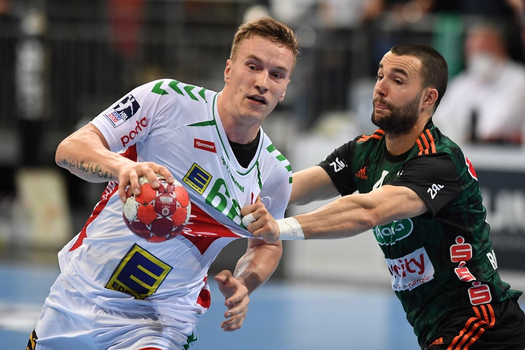 Mindens Jan Grebenc (l) spielt gegen Hannovers Bastian Roscheck.