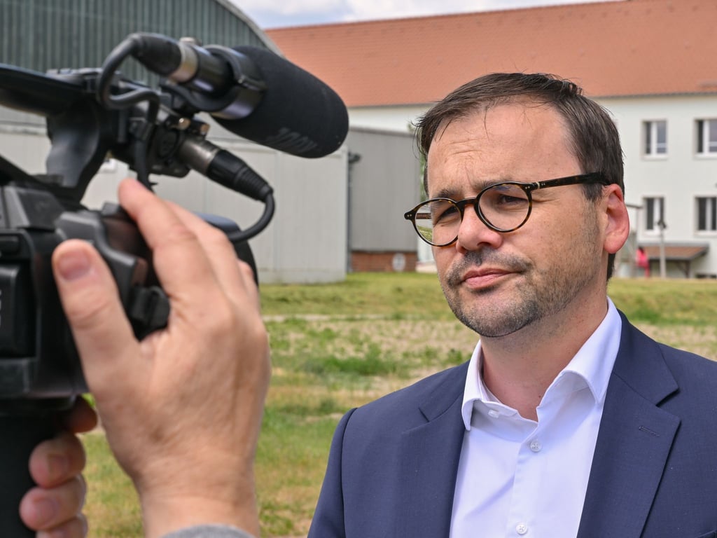 Jan Redmann, Brandenburger CDU-Fraktionsvorsitzender, gibt ein Statement, nach seinem Besuch der Zentralen Ausländerbehörde (ZABH) und Erstaufnahmeeinrichtung des Landes Brandenburg.