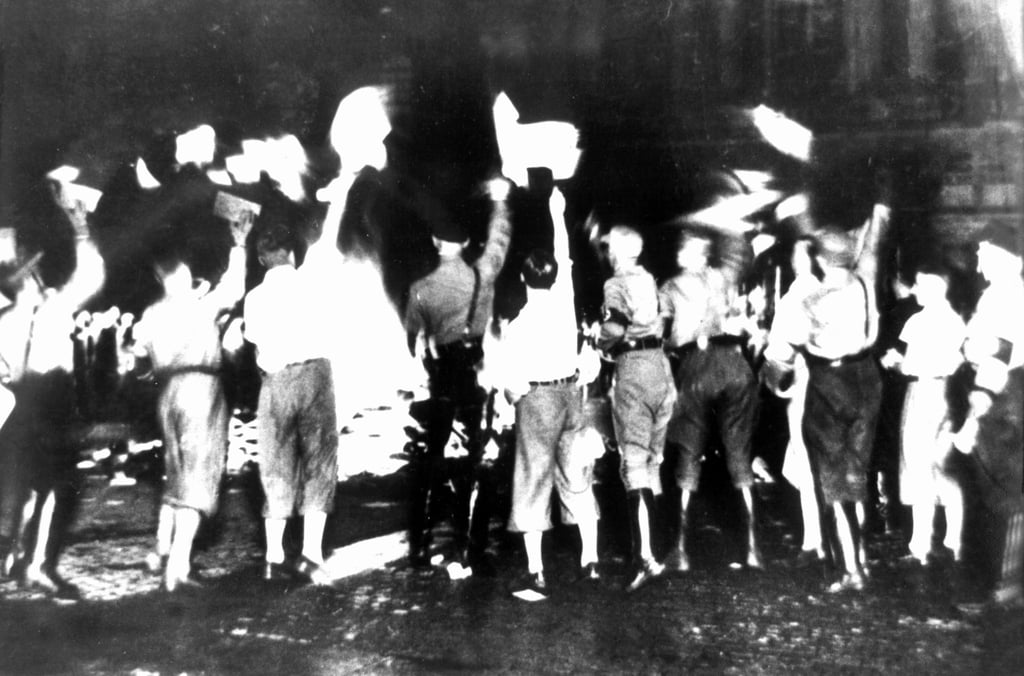 Nach der Machtübernahme lassen Nationalsozialisten in Universitätsstädten die Bücher verfemter Autoren verbrennen (1933).