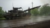 Ukrainische Soldaten feuern von einem ukrainischen Panzer an der Front in der Nähe von Bachmut in der Region Donezk auf russische Stellungen.
